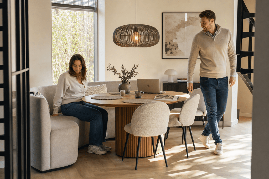 Is een halfronde eetkamerbank praktisch in dagelijks gebruik, en waar moet je op letten qua in- en uitstappen en looproutes rond de&nbsp;tafel?