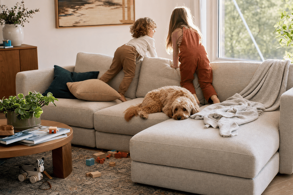 Is een maatwerk bank geschikt voor huishoudens met kinderen of huisdieren, en welke bekleding en constructiekeuzes maken hem extra&nbsp;slijtvast?